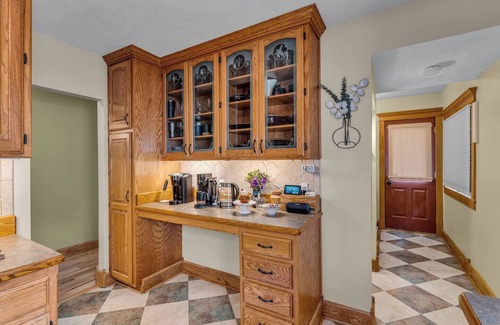 Manhattan House | The Wreath House. A resort style property located in Manhattan, Kansas.