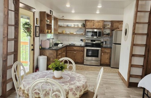 Guthrie Cabin | The Wren’s Nest Lake Cottage