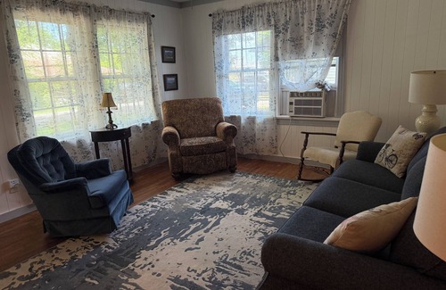 Pineland House | The Wright HousenComfortable 3 bedroom house with 2 king beds, 2 full baths