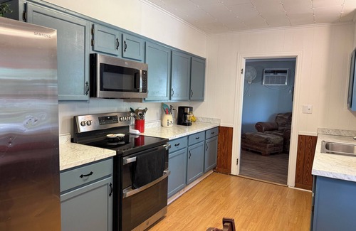 Pineland House | The Wright HousenComfortable 3 bedroom house with 2 king beds, 2 full baths