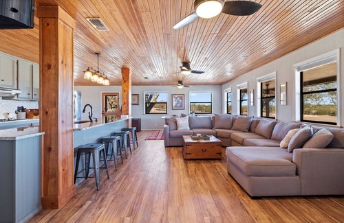 Harper House | The Yella Dilly Ranch, Sleeps 20! Peaceful Oasis, Pool, Jacuzzi, Events!