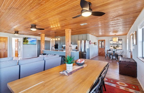 Harper House | The Yella Dilly Ranch, Sleeps 20! Peaceful Oasis, Pool, Jacuzzi, Events!