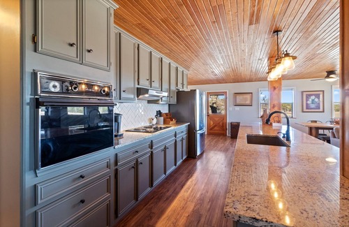 Harper House | The Yella Dilly Ranch, Sleeps 20! Peaceful Oasis, Pool, Jacuzzi, Events!