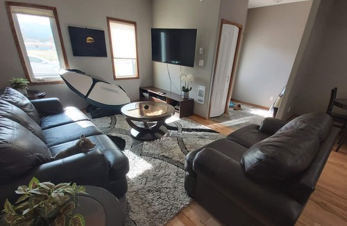 Whitehorse House | The Yukon Place 3beds 3 baths sleeps 9. Ten minutes to downtown