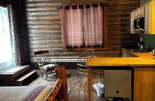 Saddlestring Cabin | The Yukon, The Yukon Cabin Room w/Suana