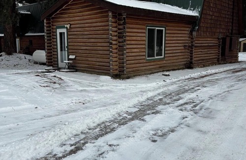 Saddlestring Cabin | The Yukon, The Yukon Cabin Room w/Suana