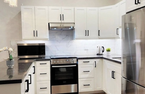 Downtown Apartment | The Zen Escape Modern Queen-Bed Full Apartment