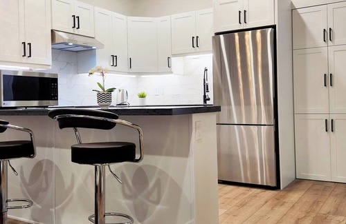 Downtown Apartment | The Zen Escape Modern Queen-Bed Full Apartment