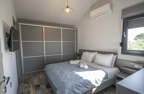 Nea Iraklia Villa | TheaSea Villa cooling & heated floor