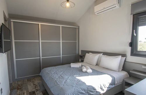 Nea Iraklia Villa | TheaSea Villa with cooling and heated floor