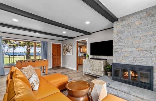 Appleton House | Theatre Room|Firepit|Grill|Pets!