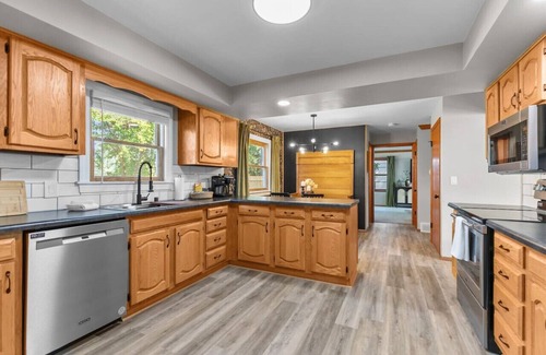 Appleton House | Theatre Room|Firepit|Grill|Pets!