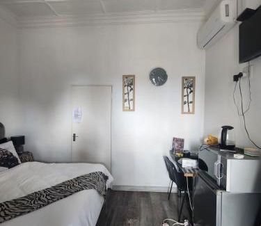 Vryburg House | Thee Agolo Guesthouse