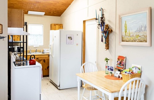Concan Cottage | Thelma Cottage: Charming & Cozy 2 bedroom 2.6 miles from The Frio River