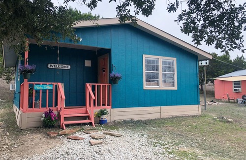 Concan Cottage | Thelma Cottage: Charming & Cozy 2 bedroom 2.6 miles from The Frio River