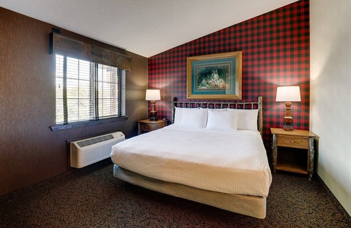 Johnston Hotel | Theme Suite w/Kitchenette & Dry Bar! Stoney Creek Des Moines, Parking