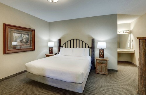 Johnston Hotel | Theme Suite w/Whirlpool in Stoney Creek Des Moines! Fireplace & Dry Bar