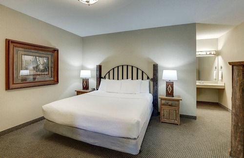 Johnston Hotel | Theme Suite w/Whirlpool Cottage, Living Room, Stoney Creek Johnston | 3 Units