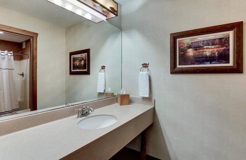 Johnston Hotel | Theme Suite w/Whirlpool Cottage, Living Room, Stoney Creek Johnston | 3 Units