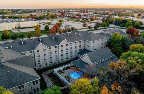 Johnston Hotel | Theme Suite w/Whirlpool Cottage, Living Room, Stoney Creek Johnston | 3 Units