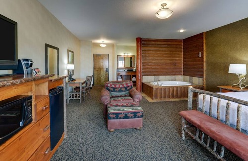 Sioux City Hotel | Theme Suite, Whirlpool, Stoney Creek, 1 King Bed, Fireplace, Pool!