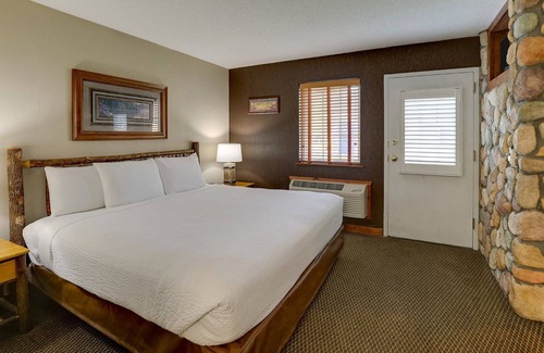 Peoria Hotel | Theme Suite with Kitchenette & Dry Bar! Stoney Creek Peoria