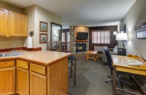Peoria Hotel | Theme Suite with Kitchenette & Dry Bar! Stoney Creek Peoria