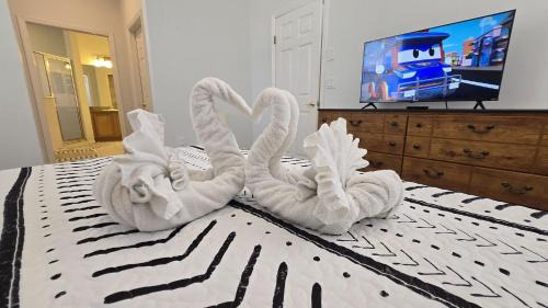 Haines City House | Themed kid bedrooms, 17 miles to Disney and Legoland, private pool, kitchen, wifi, washer, dryer