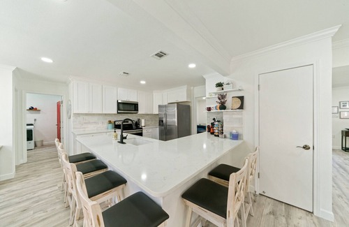 North Central Thousand Oaks House | theOAKloft-Heated Pool/HotTub- Games - Bring Fido- Memorable Experience