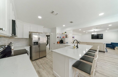 North Central Thousand Oaks House | theOAKloft-Heated Pool/HotTub- Games - Bring Fido- Memorable Experience