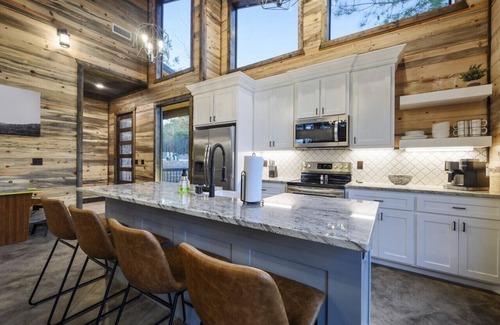 Broken Bow Cabin | These Are the Days you’ve been waiting for! Unwind in our cozy modern-luxe cabin