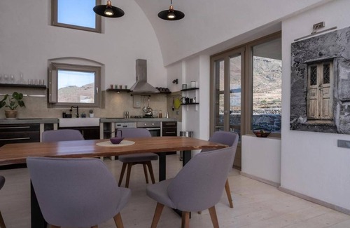 Kamari Villa | Thireon estate Charming 3-bedroom villa with AC + splash tub among the vineyards