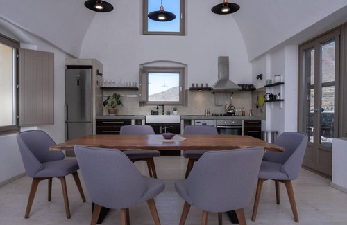 Kamari Villa | Thireon estate Charming 3-bedroom villa with AC + splash tub among the vineyards