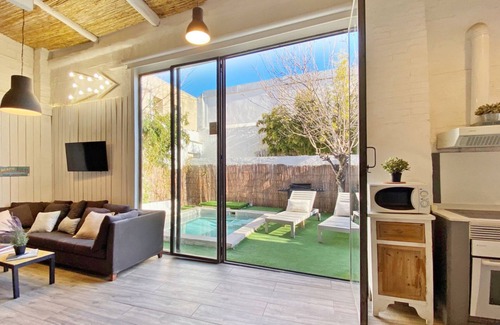 Sants-Montjuic Villa | This 4 + 1 bedroom and 3 bathroom dream house