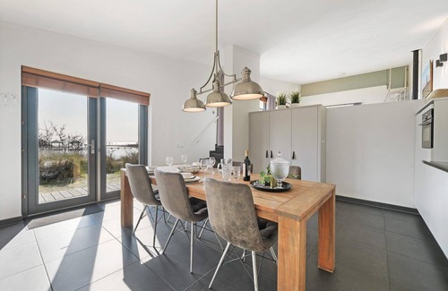 Ouddorp House | This 4-person Villa Super VIP offers a unique panoramic view over the water and features a wonderfully spacious terrace.