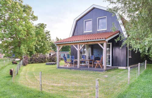Schellinkhout House | This 6-person vacation home is located in the village of Schellinkhout on the Markermeer lake.