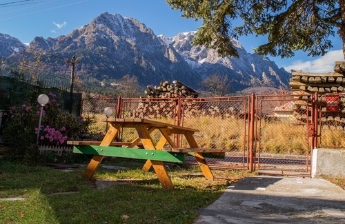 Busteni Apartment | This apartment includes a seating area, a flat-screen TV with games console.
