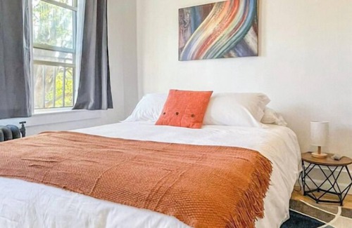 East Avenue Apartment | This apartment is a 0 bedroom(s), 1 bathrooms, located in Rochester, NY.