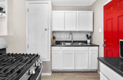 Biggs Field Apartment | This apartment is a 1 bedroom(s), 1 bathrooms, located in El Paso, TX.