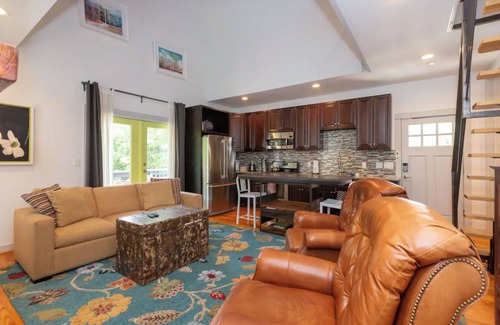 Lake Claire Apartment | This apartment is a 2 bedroom(s), 1 bathrooms, located in Atlanta, GA.