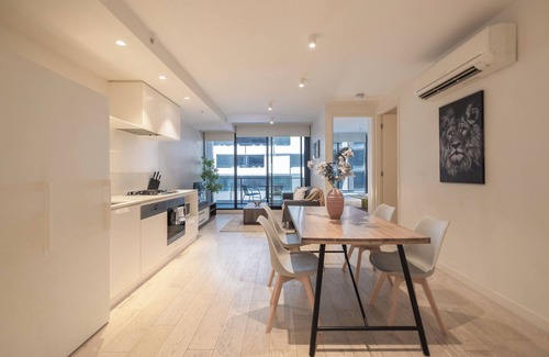 South Yarra Apartment | This apartment is a 2 bedroom(s), 2 bathrooms, located in South Yarra, VIC.