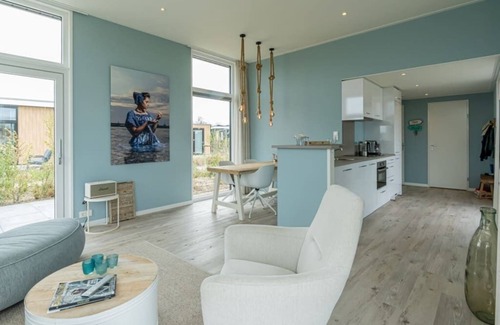 Burgh-Haamstede House | This 'Beach style' chalet has all the amenities required for a comfortable stay: an attractive livin