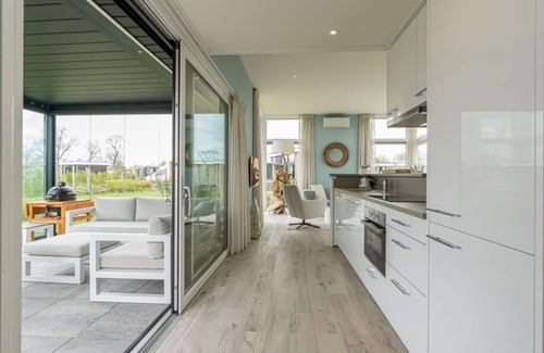 Burgh-Haamstede House | This 'Beach style' chalet has all the amenities required for a comfortable stay: an attractive livin
