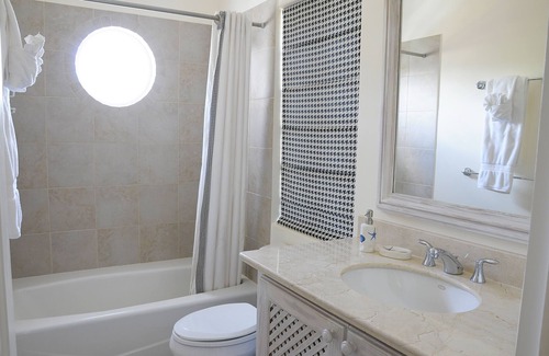 Dunscombe House | This beautifully decorated 3 Bedroom 3 bathroom Duplex Villa next to Apes Hill Polo Club