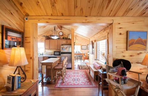 Saddlestring Cabin | This cabin is a 2 bedroom(s), 2 bathrooms, located in Buffalo, WY.