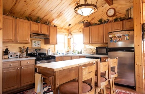Saddlestring Cabin | This cabin is a 2 bedroom(s), 2 bathrooms, located in Buffalo, WY.