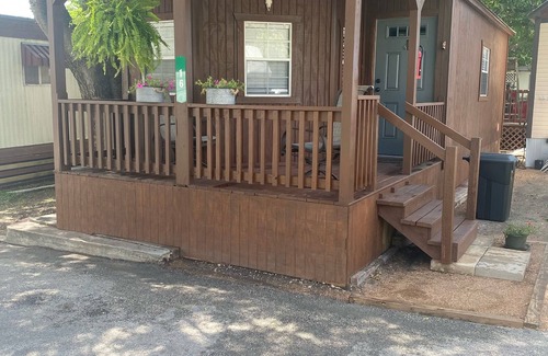 Balcones Heights Apartment | This Cabin is 10 minutes to Medical