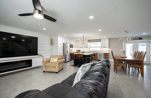 Braden River House | This centrally-located Parrish house has everything you need for a lovely stay!