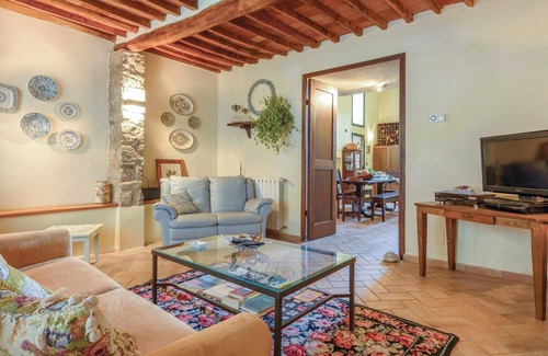 Vaiano House | This characteristic vacation home, surrounded by a large, well-kept fenced garden, is located in the
