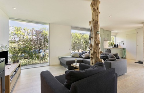 Ouddorp House | This charmingly furnished holiday home is located close to the sea and dunes. Ideal for a stay with a dog.